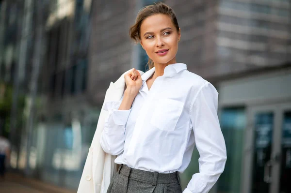 Zelfverzekerde Jonge Vrouwelijke Manager Outdoor Een Moderne Stedelijke Omgeving — Stockfoto