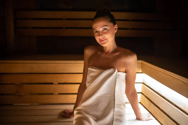 Kobieta Relaksująca Się Saunie Centrum Wellness — Zdjęcie stockowe