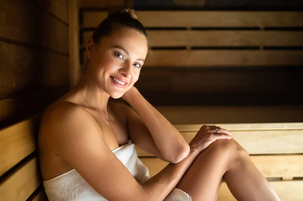 Mujer Relajándose Una Sauna Centro Bienestar —  Fotos de Stock