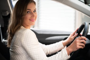 Arabasını süren genç bayan.