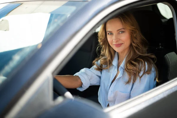 Young Lady Driving Her Car — Stock Photo, Image