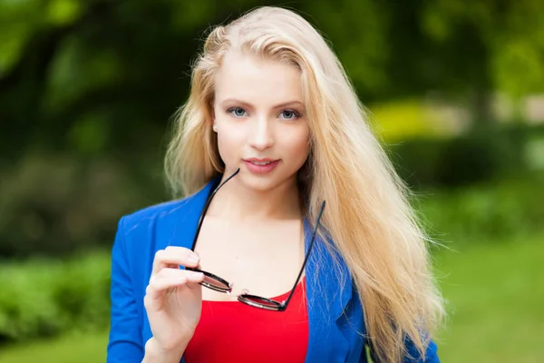 Junge Blonde Frau Mit Sonnenbrille Spaziert Einem Park — Stockfoto