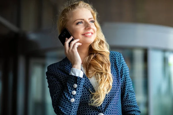 Porträtt Ung Kvinna Som Pratar Telefon — Stockfoto