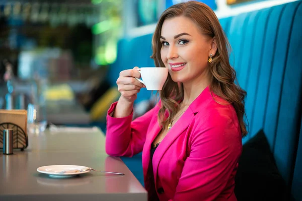 Mooie Vrouw Die Een Koffie Drinkt Een Café — Stockfoto