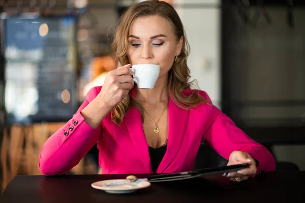 Hermosa Mujer Tomando Café Café — Foto de Stock