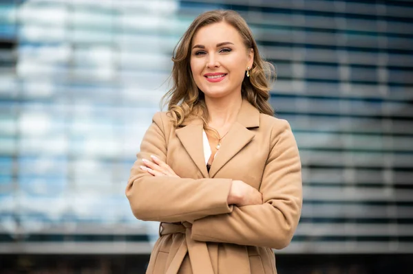 Zelfverzekerde Jonge Vrouwelijke Manager Outdoor Een Moderne Stedelijke Omgeving — Stockfoto