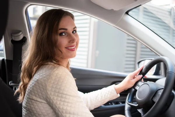 Usmívající Žena Řídit Její Auto — Stock fotografie