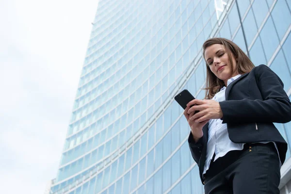 Affärskvinna Som Använder Sin Mobiltelefon Framför Sitt Kontor — Stockfoto