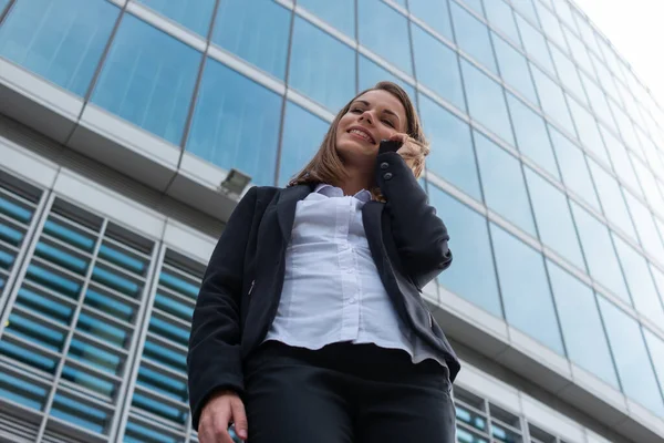 Jovem Mulher Negócios Falando Seu Telefone Celular — Fotografia de Stock
