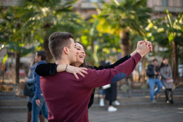 Casal Jovem Dançando Juntos Divertindo Meio Uma Cidade — Fotografia de Stock