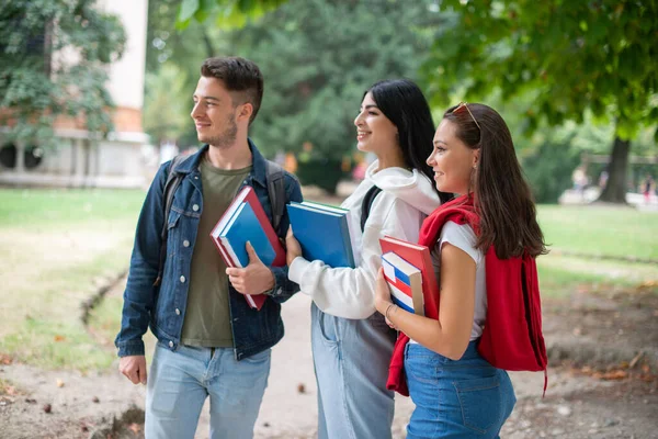 Groep Studenten Lezen Van Een Boek — Stockfoto