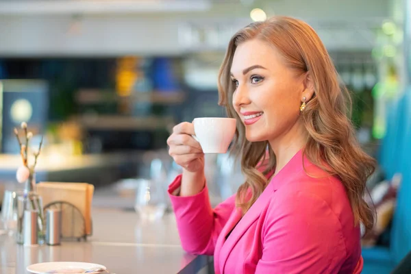 Vacker Kvinna Dricka Kaffe Ett Café — Stockfoto