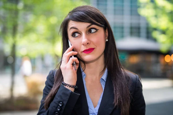 Bizneswoman Rozmawia Przez Telefon — Zdjęcie stockowe