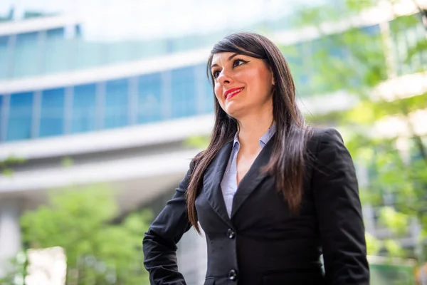 Porträt Einer Geschäftsfrau Vor Ihrem Büro — Stockfoto