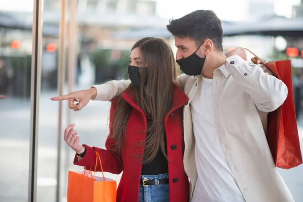 Covid Coronavírus Vásárlás Fiatal Pár Sétál Városban Miközben Bevásárlószatyrokat Cipelnek — Stock Fotó