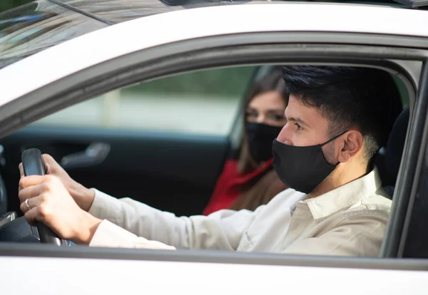 Maskert Par Som Reiser Bilen Sin Kokt Coronavirus Konsept – stockfoto