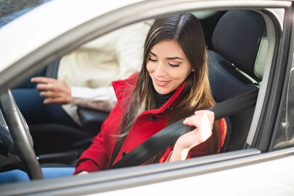 Jeune Femme Attachant Ceinture Sécurité Dans Voiture — Photo