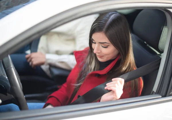 Jeune Femme Attachant Ceinture Sécurité Dans Voiture — Photo