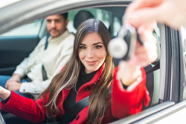 Junge Lächelnde Frau Nimmt Autoschlüssel — Stockfoto