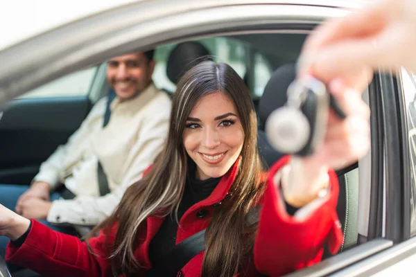 Νεαρή Χαμογελαστή Γυναίκα Παίρνει Κλειδιά Του Αυτοκινήτου Της — Φωτογραφία Αρχείου
