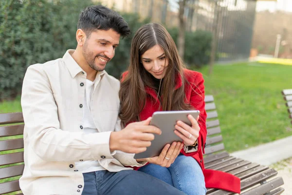 Jong Stel Met Behulp Van Een Tablet Buiten — Stockfoto