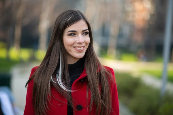 Feliz Mujer Sonriente Caminando Aire Libre Parque Ciudad —  Fotos de Stock