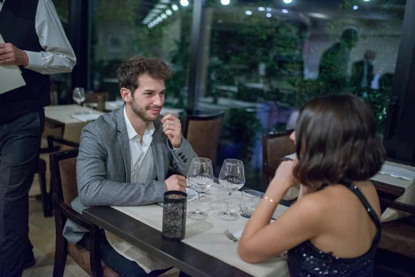 Paar Beim Abendessen Einem Luxusrestaurant — Stockfoto