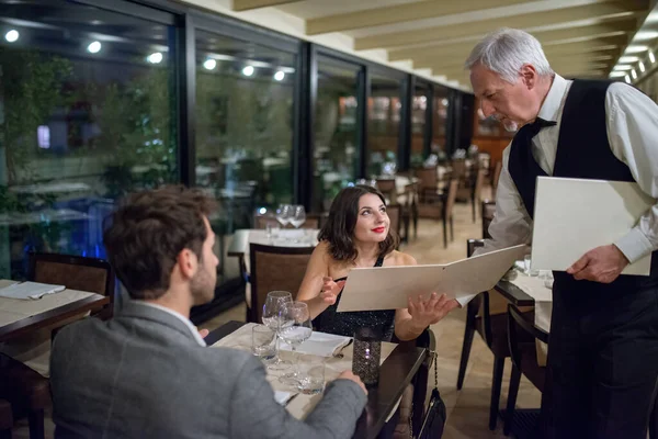 Mladý Pár Objednává Večeři Luxusní Restauraci — Stock fotografie