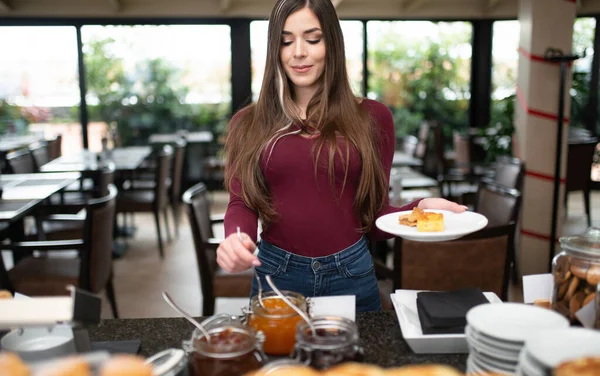 Ung Kvinna Som Äter Söt Frukost Hotellrestaurang — Stockfoto