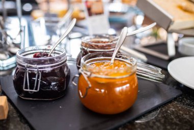 Açık büfedeki reçel kavanozları, tatlı kahvaltı konsepti.