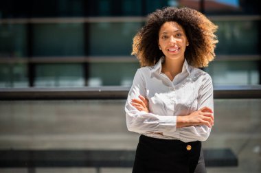 Kendine güvenen genç Afro-Amerikan bayan yönetici.