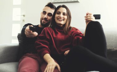 Onların evinde bir film izlerken Çift