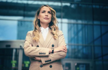 Modern bir şehir ortamında kendine güvenen genç bir bayan yönetici.