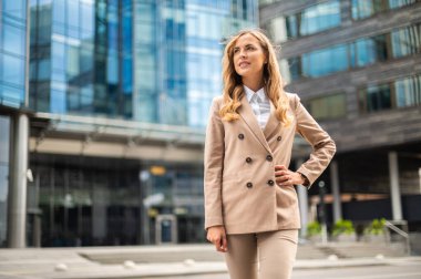 Modern bir şehir ortamında kendine güvenen genç bir bayan yönetici.