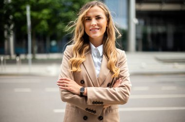 Modern bir şehir ortamında kendine güvenen genç bir bayan yönetici.