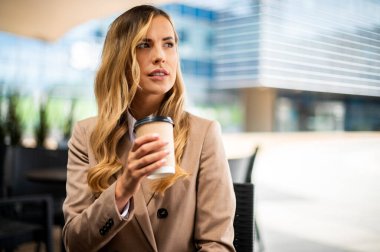 Genç iş kadını kahve molasında, dinleniyor.