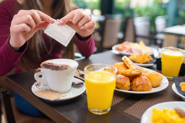 Vrouw Die Ontbijt Met Cappuccino Zoete Gebak Sinaasappelsap — Stockfoto
