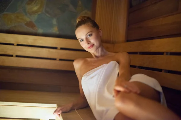 Mulher Sauna Banho Vapor Relaxar — Fotografia de Stock