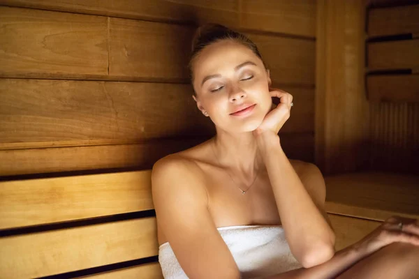 Mujer Baño Vapor Sauna Relajarse — Foto de Stock