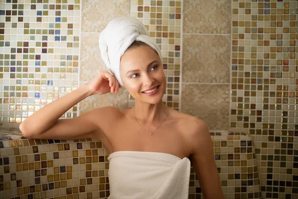 Femme Relaxante Dans Bain Vapeur Concept Soins Beauté — Photo