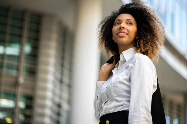 年轻自信的非洲裔美国女经理穿着夹克站在现代都市的室外 — 图库照片