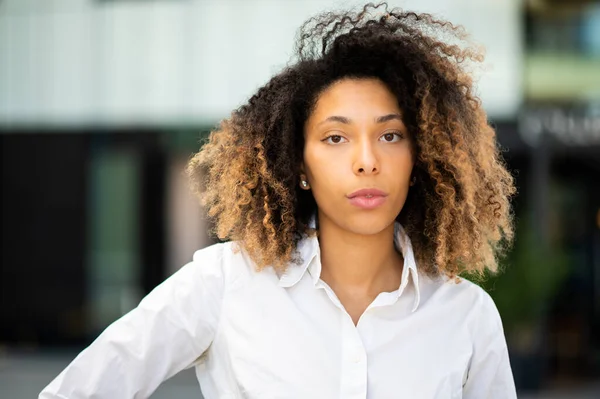 Confiante Jovem Afro Americano Feminino Gerente Livre Sorrindo — Fotografia de Stock