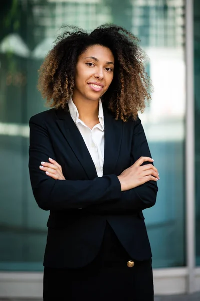 Zelfverzekerde Jonge Afro Amerikaanse Vrouwelijke Manager Outdoor Glimlachen — Stockfoto