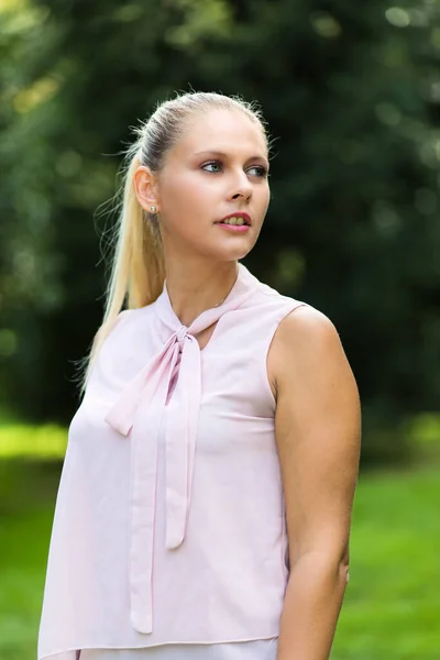 Portret Van Mooie Jonge Vrouw Een Zomerpark — Stockfoto