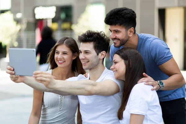 Grupo Amigos Tomando Una Foto Selfie Juntos — Foto de Stock