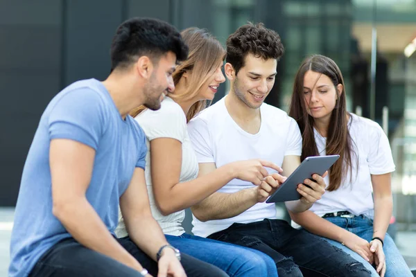 Amigos Sonrientes Mirando Tableta — Foto de Stock