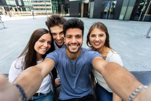 Grupa Przyjaciół Robi Sobie Zdjęcie Selfie Razem — Zdjęcie stockowe