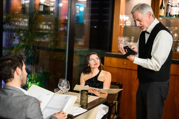 Kelner Przyjmujący Zamówienia Restauracji — Zdjęcie stockowe