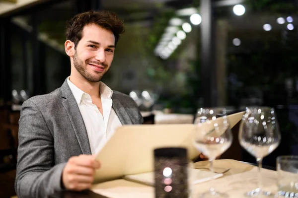 Muž Dívá Menu Restauraci — Stock fotografie