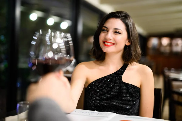 Een Paar Toastende Wijnglazen Een Luxe Restaurant — Stockfoto
